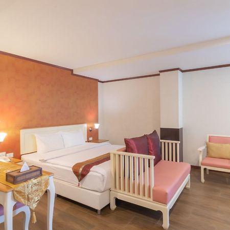 J&Y Hotel Latphrao 35 Банкок Екстериор снимка