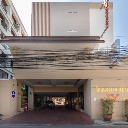J&Y Hotel Latphrao 35 Банкок Екстериор снимка