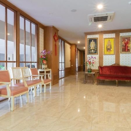 J&Y Hotel Latphrao 35 Банкок Екстериор снимка