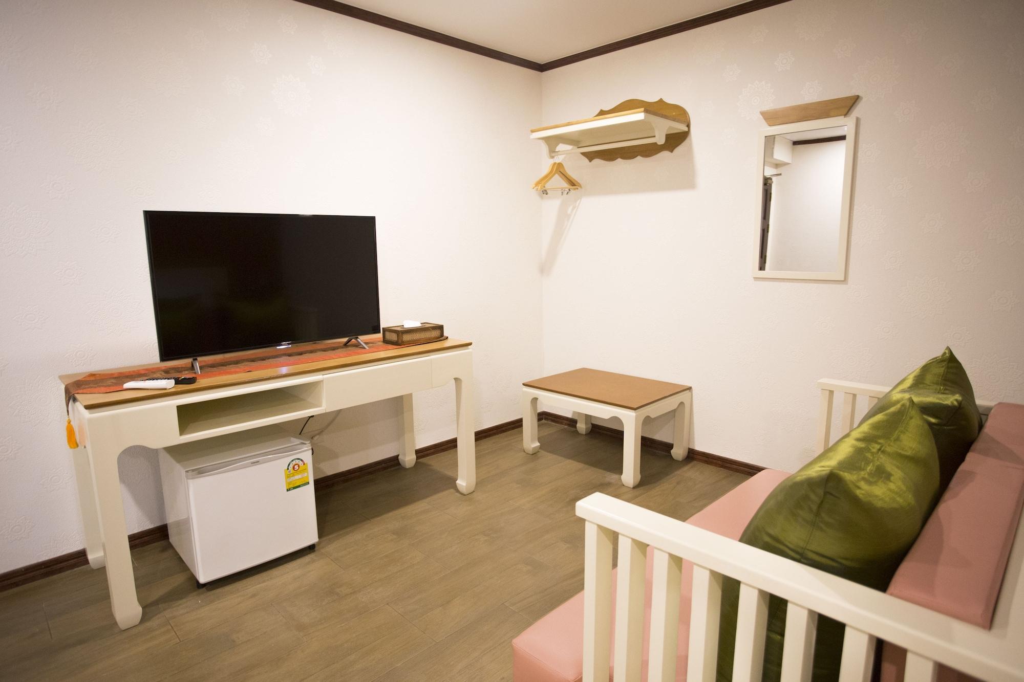 J&Y Hotel Latphrao 35 Банкок Екстериор снимка