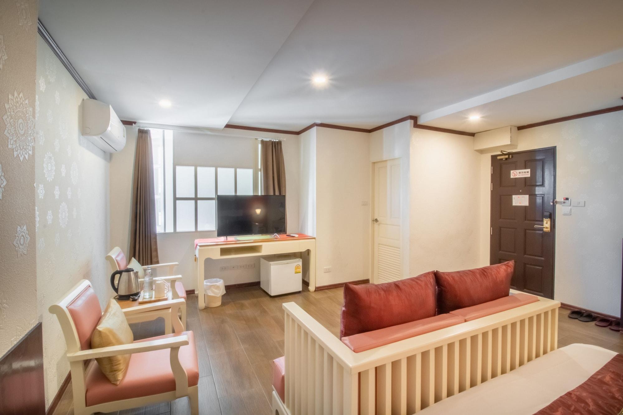 J&Y Hotel Latphrao 35 Банкок Екстериор снимка