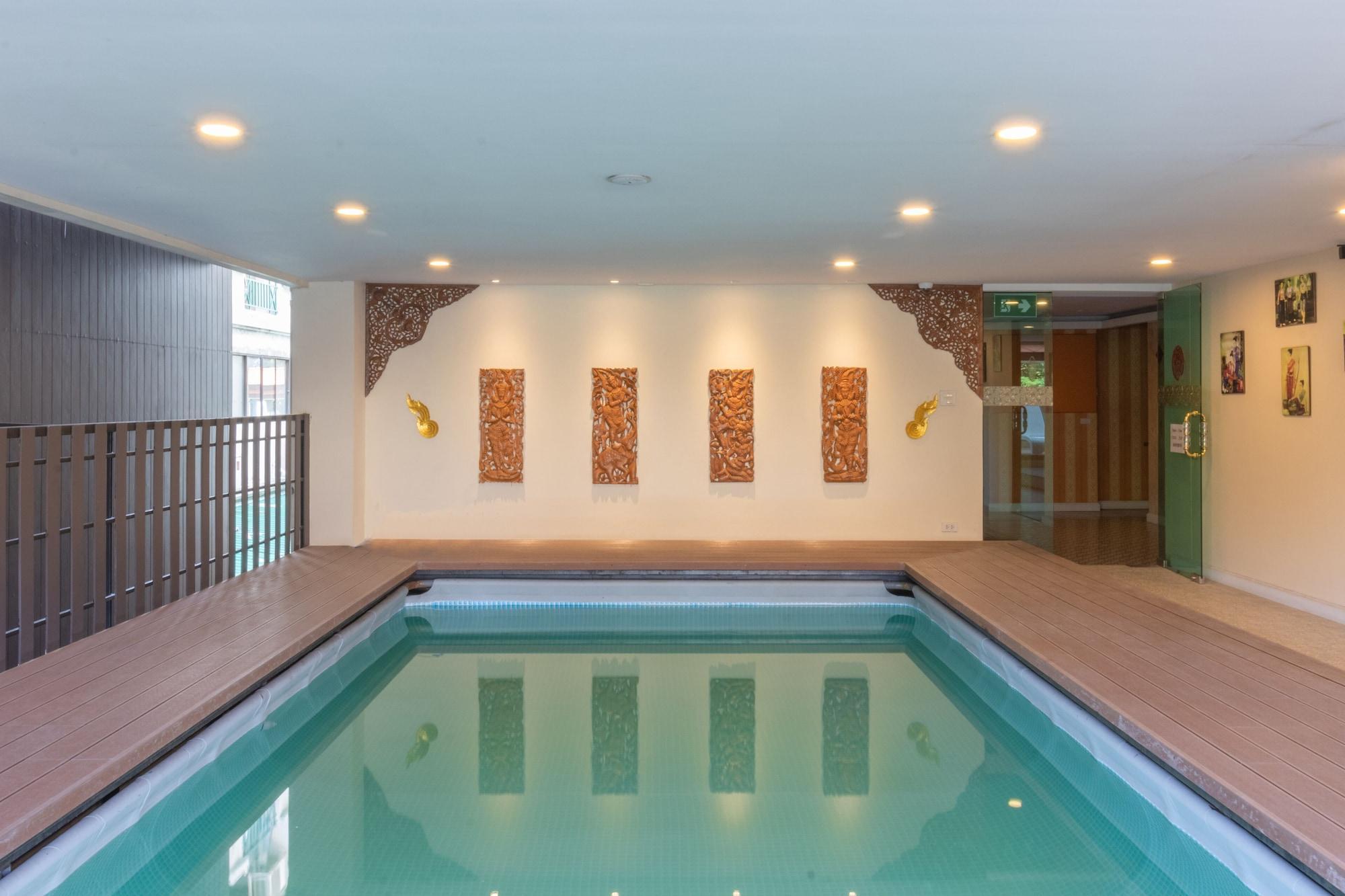 J&Y Hotel Latphrao 35 Банкок Екстериор снимка