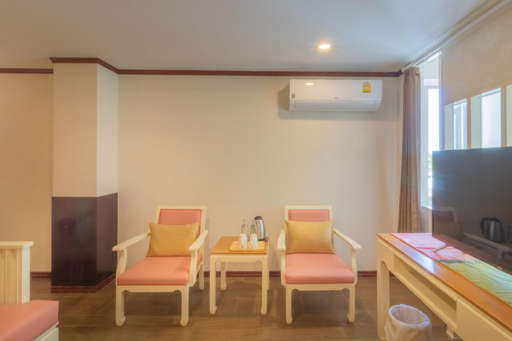 J&Y Hotel Latphrao 35 Банкок Екстериор снимка