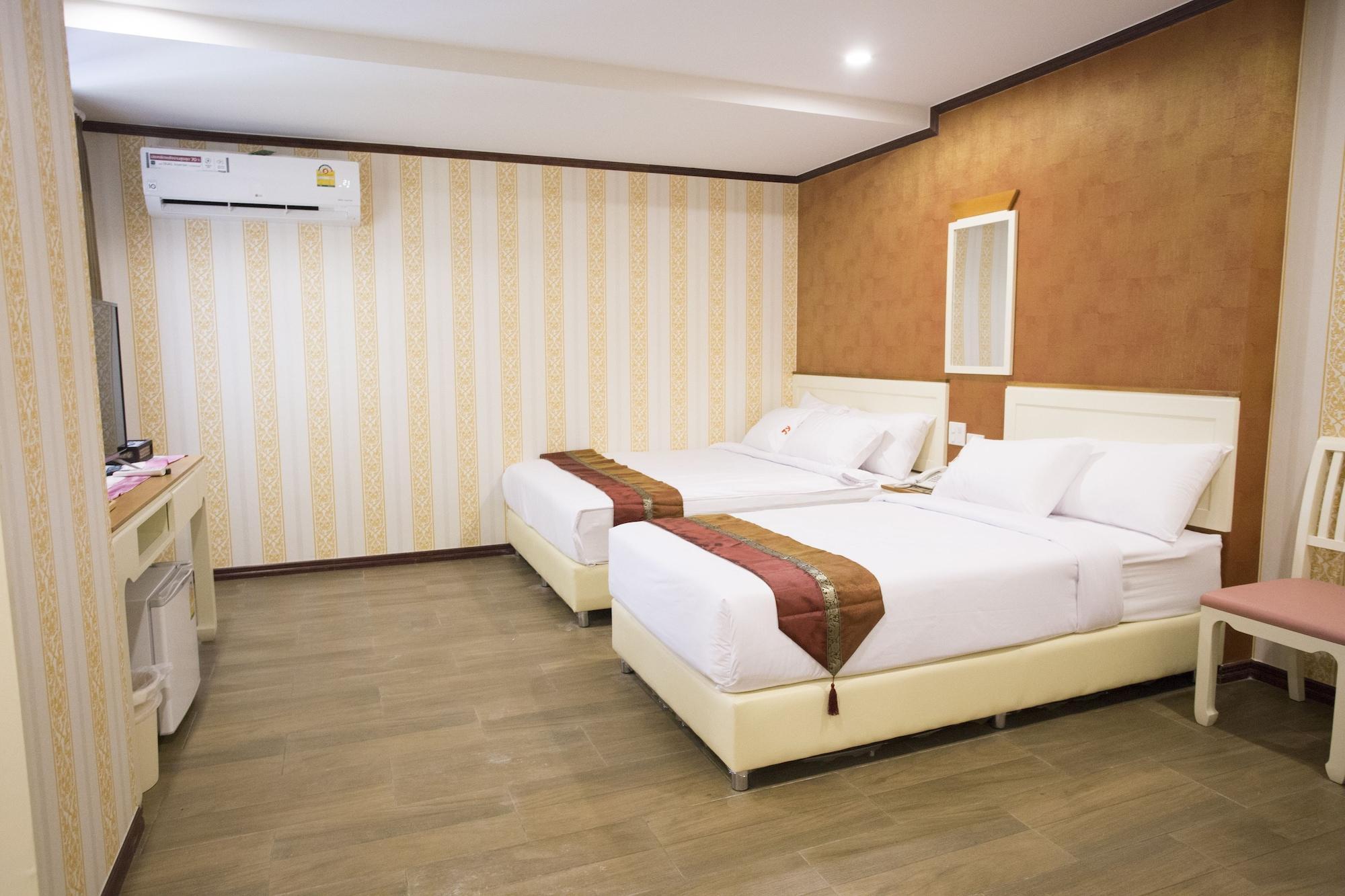 J&Y Hotel Latphrao 35 Банкок Екстериор снимка