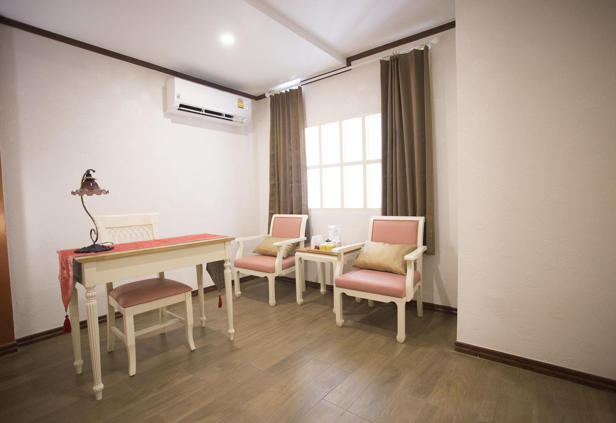 J&Y Hotel Latphrao 35 Банкок Екстериор снимка