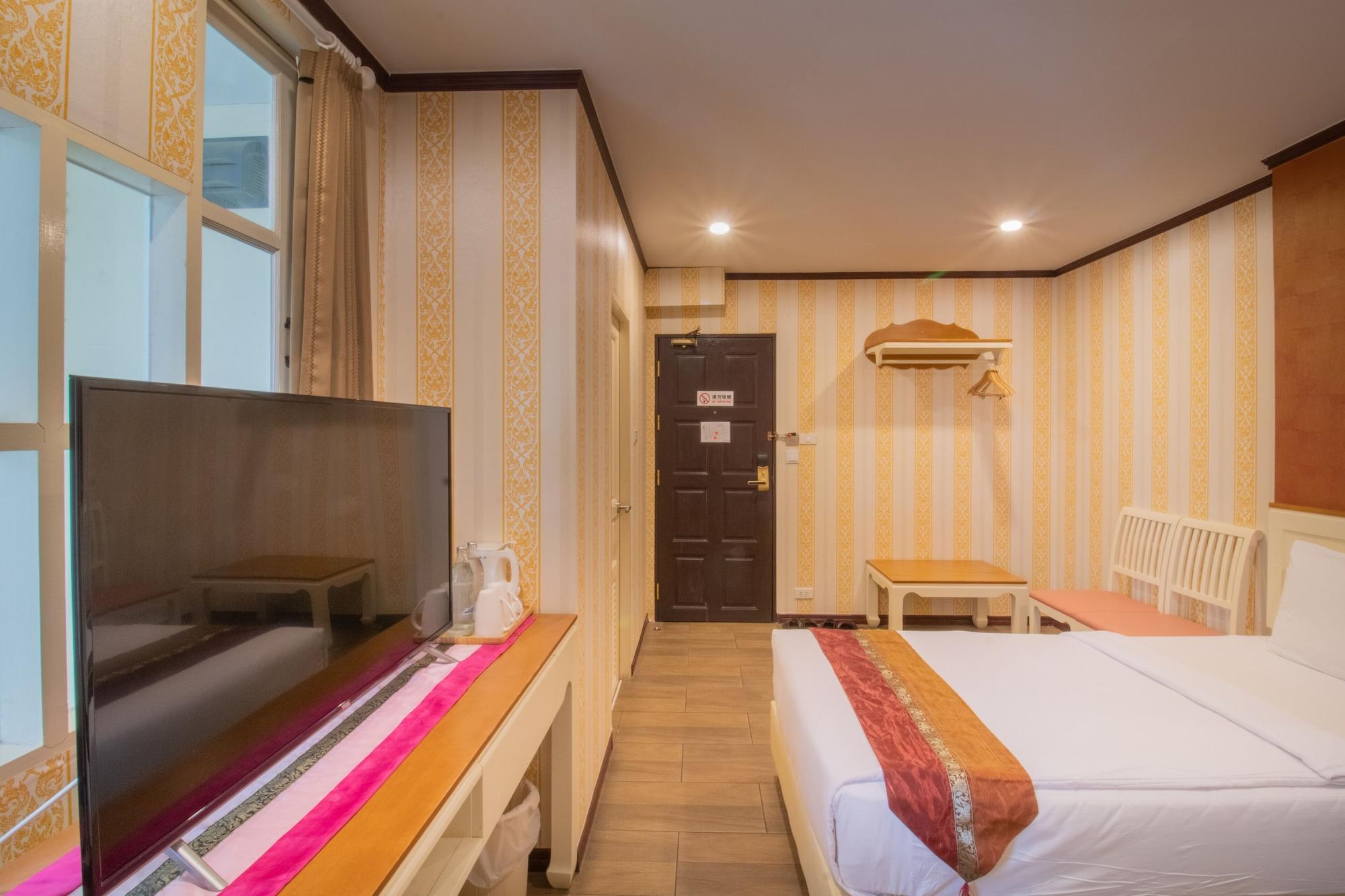 J&Y Hotel Latphrao 35 Банкок Екстериор снимка