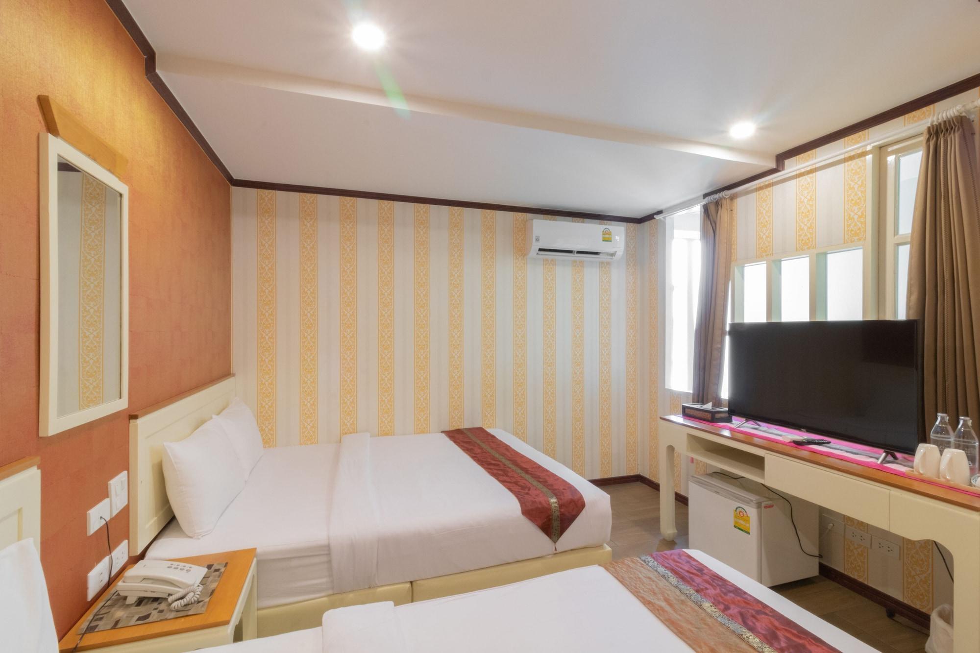 J&Y Hotel Latphrao 35 Банкок Екстериор снимка