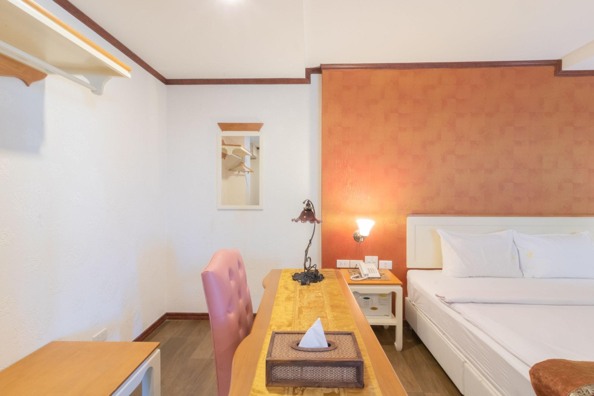J&Y Hotel Latphrao 35 Банкок Екстериор снимка