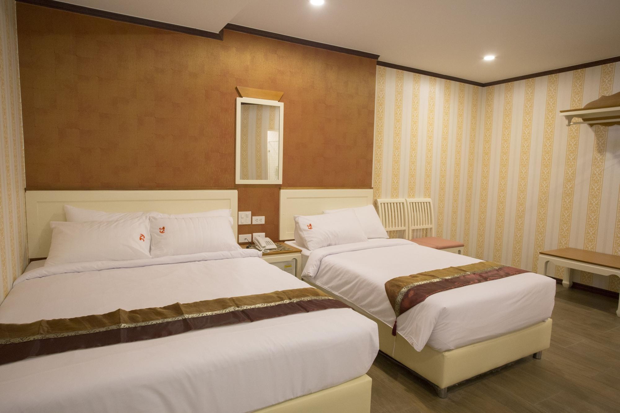 J&Y Hotel Latphrao 35 Банкок Екстериор снимка