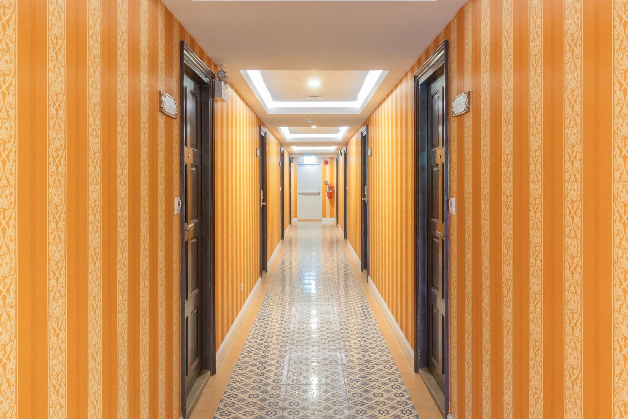 J&Y Hotel Latphrao 35 Банкок Екстериор снимка
