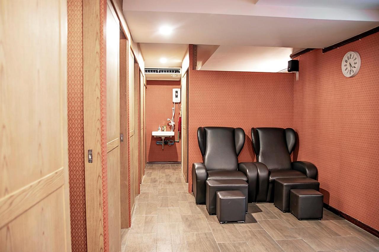 J&Y Hotel Latphrao 35 Банкок Екстериор снимка