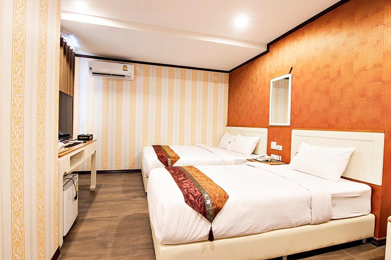 J&Y Hotel Latphrao 35 Банкок Екстериор снимка