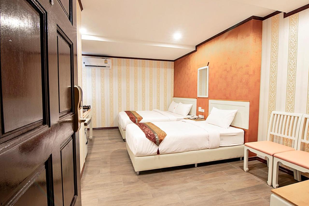 J&Y Hotel Latphrao 35 Банкок Екстериор снимка