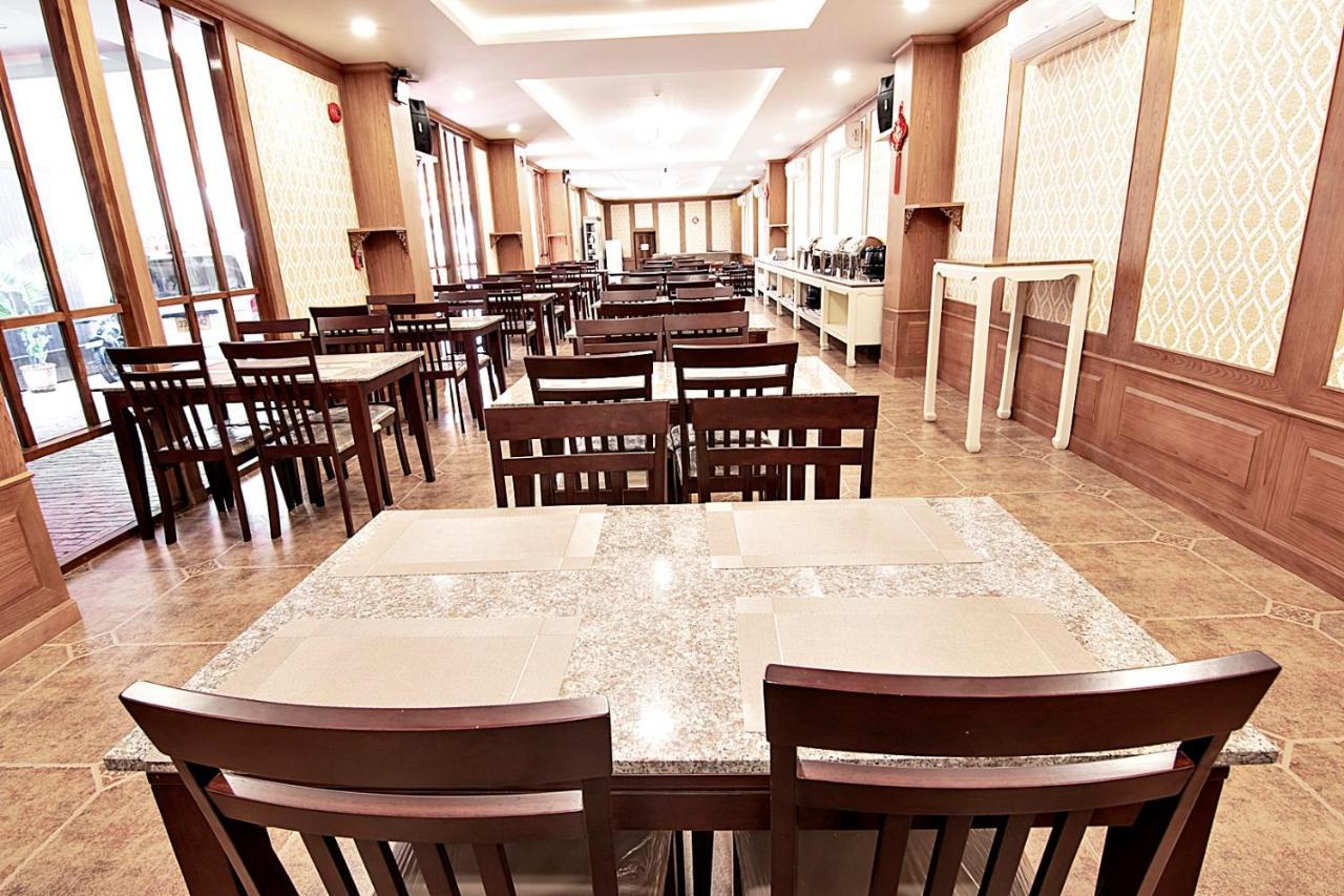 J&Y Hotel Latphrao 35 Банкок Екстериор снимка