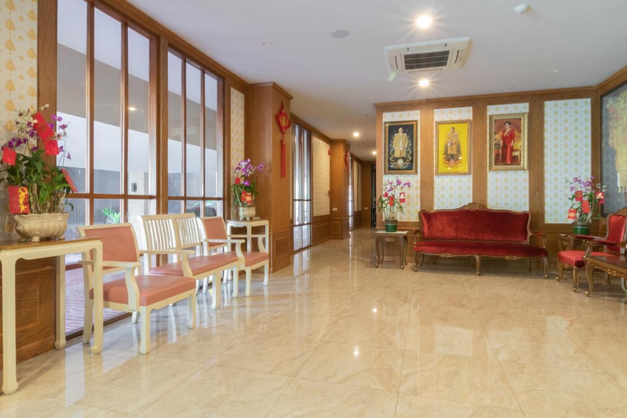 J&Y Hotel Latphrao 35 Банкок Екстериор снимка